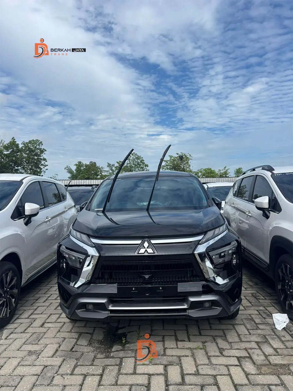 Tersedia mobil keluarga untuk jalan" bersama keluarga atau rombongan kecil