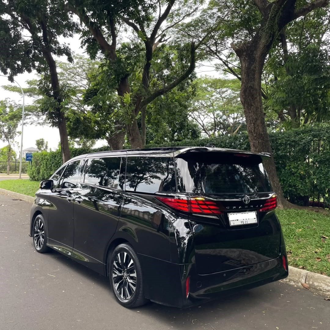 Memberikan kenyamanan maksimal untuk perjalanan bersama keluarga atau teman. Interior nyaman dan fitur lengkap membuat perjalanan liburan menjadi lebih menyenangkan.