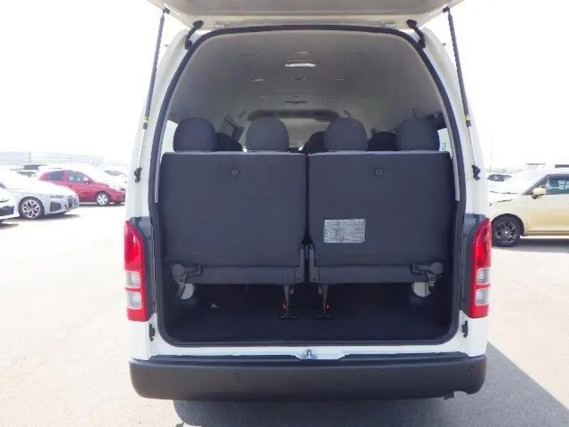 snaptik_7426385070610533640_15_v2 » berkah jaya trans Sistem pendingin udara menjangkau seluruh kabin, membuat suasana tetap sejuk meski perjalanan siang hari.