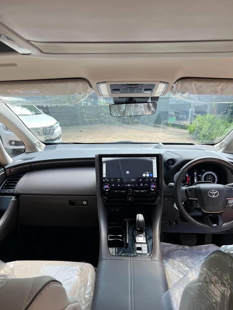 Sirkulasi udara merata hingga baris belakang, membuat seluruh penumpang tetap nyaman.