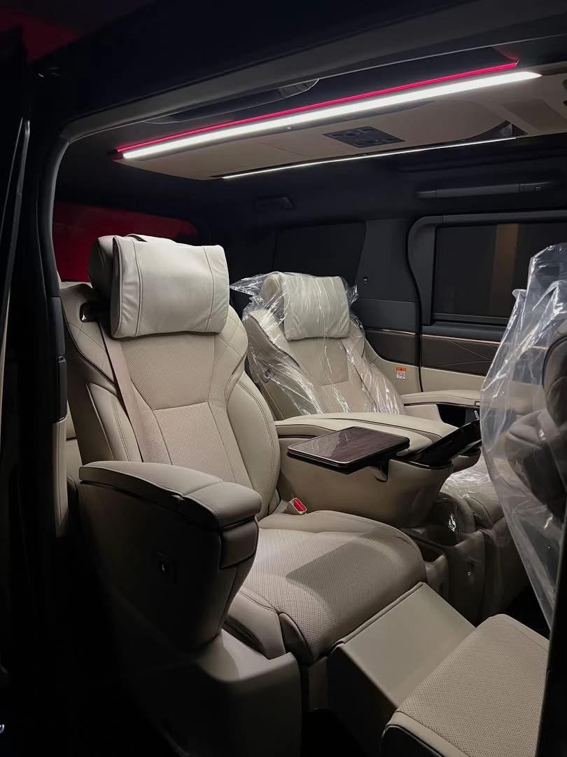 Kursi model captain seat empuk dengan sandaran ergonomis memberikan sensasi duduk seperti di kelas bisnis pesawat.