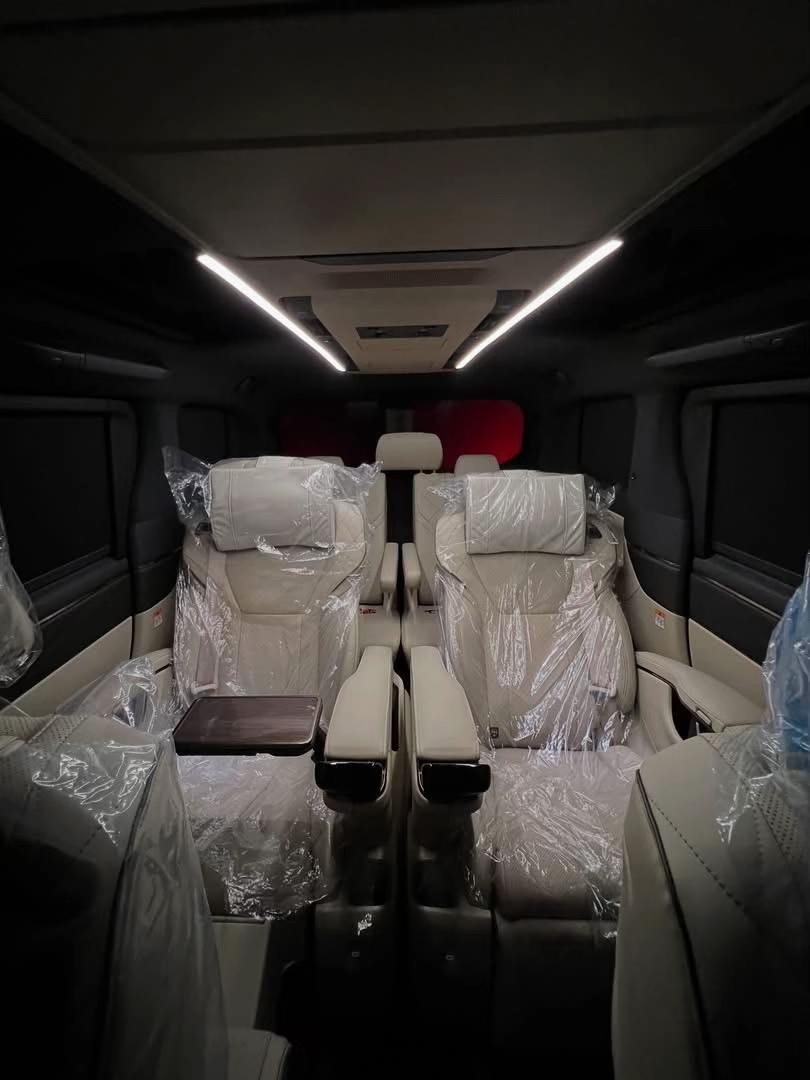 Ruang kaki yang luas membuat penumpang tidak cepat pegal meskipun perjalanan panjang.