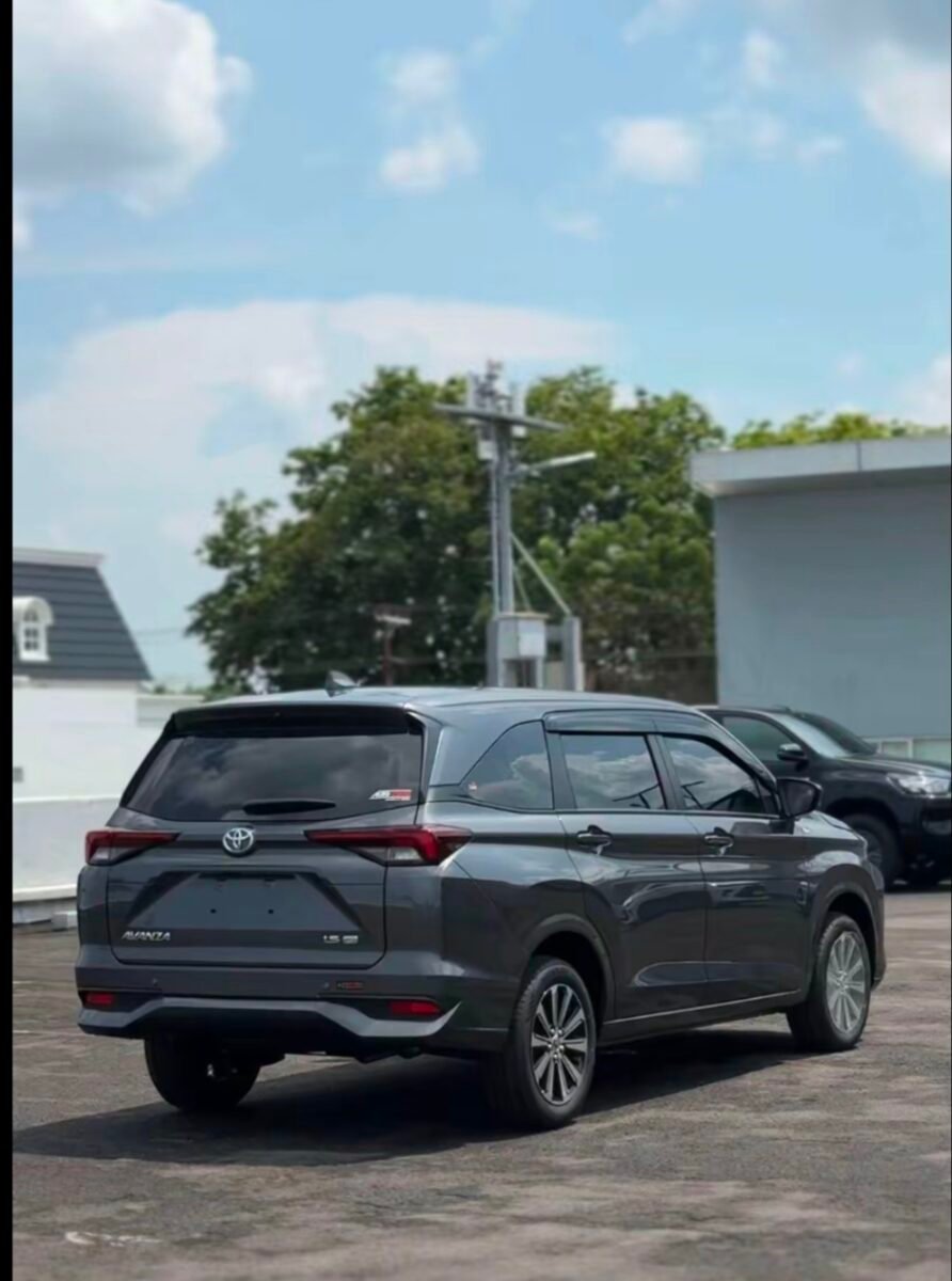 Bagian bagasi dapat disesuaikan untuk membawa koper, tas mudik, atau oleh-oleh. Jika membutuhkan ruang tambahan, kursi belakang bisa dilipat.