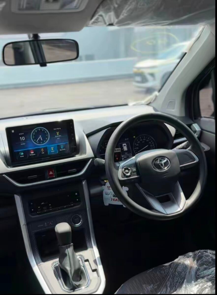 Tampilan dashboard rapi dan mudah dioperasikan, memberikan kenyamanan bagi pengemudi selama perjalanan.