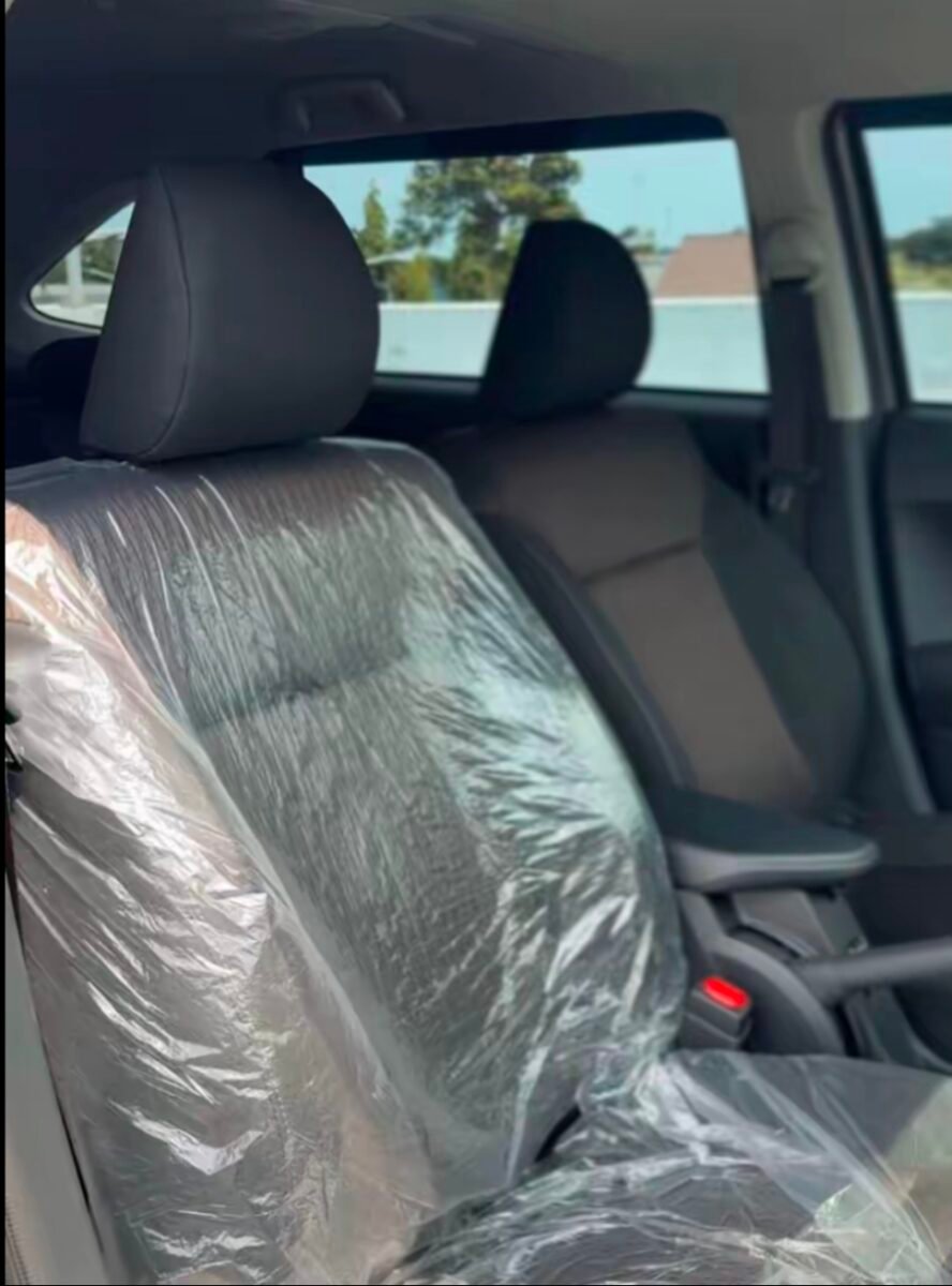 Desain kursi dibuat untuk menopang tubuh dengan baik saat perjalanan panjang. Hal ini membantu mengurangi rasa pegal selama perjalanan berjam-jam.