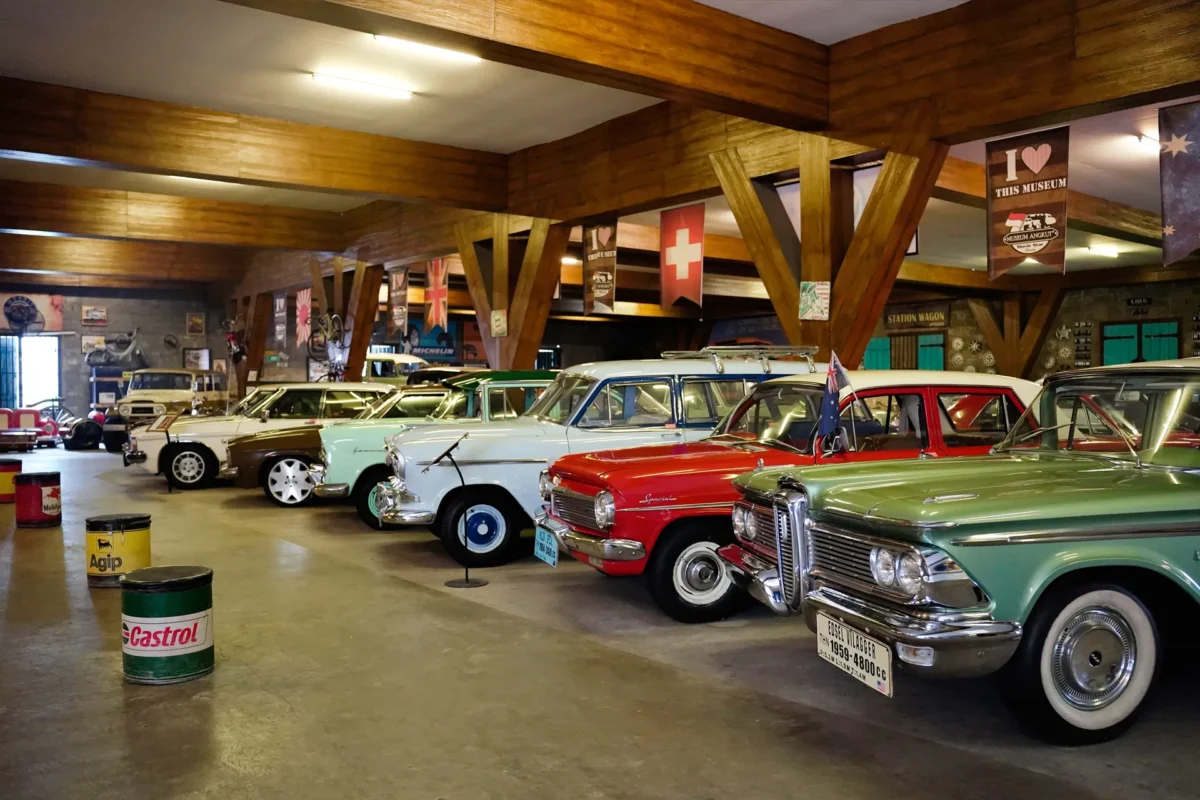 Salah satu daya tarik utama Museum Angkut adalah pembagian zonanya yang tematik dan interaktif. Berikut beberapa zona favorit yang wajib Anda kunjungi: