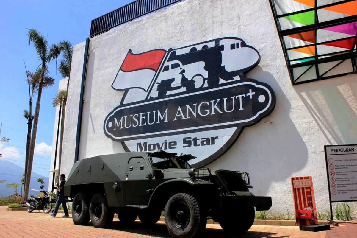 Museum Angkut juga dikenal sebagai salah satu tempat dengan spot foto terbaik di Jawa Timur. Anda bisa menemukan berbagai latar menarik seperti: