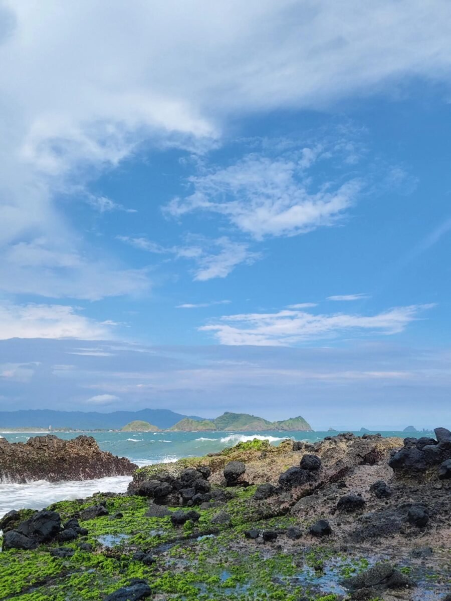 snaptik_7492801050953387272_11_v2 » berkah jaya trans Pantai Watu Ulo merupakan salah satu destinasi wisata populer di Jember. Nama “Watu Ulo” berasal dari bahasa Jawa, yang berarti “batu ular”.