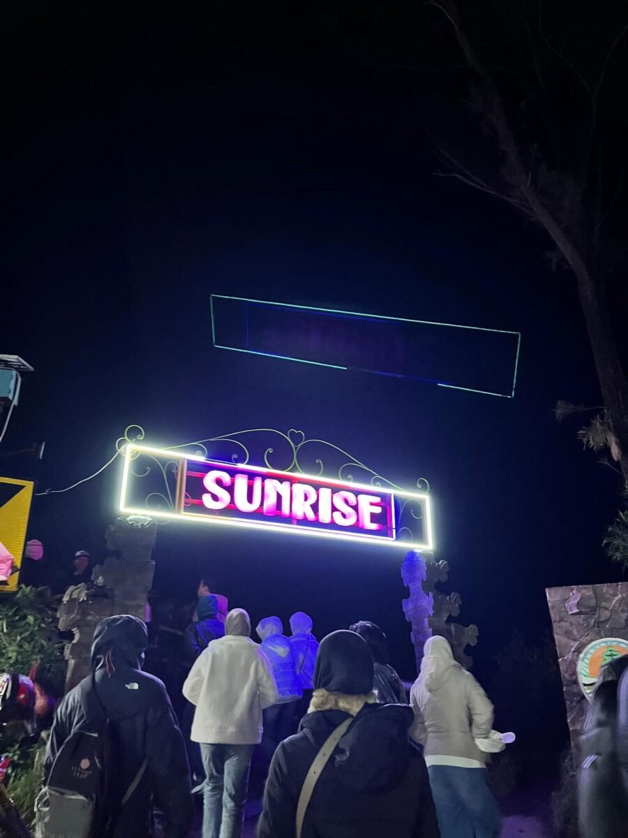 Sewa mobil Salatiga Beberapa spot terbaik untuk menikmati sunrise antara lain: