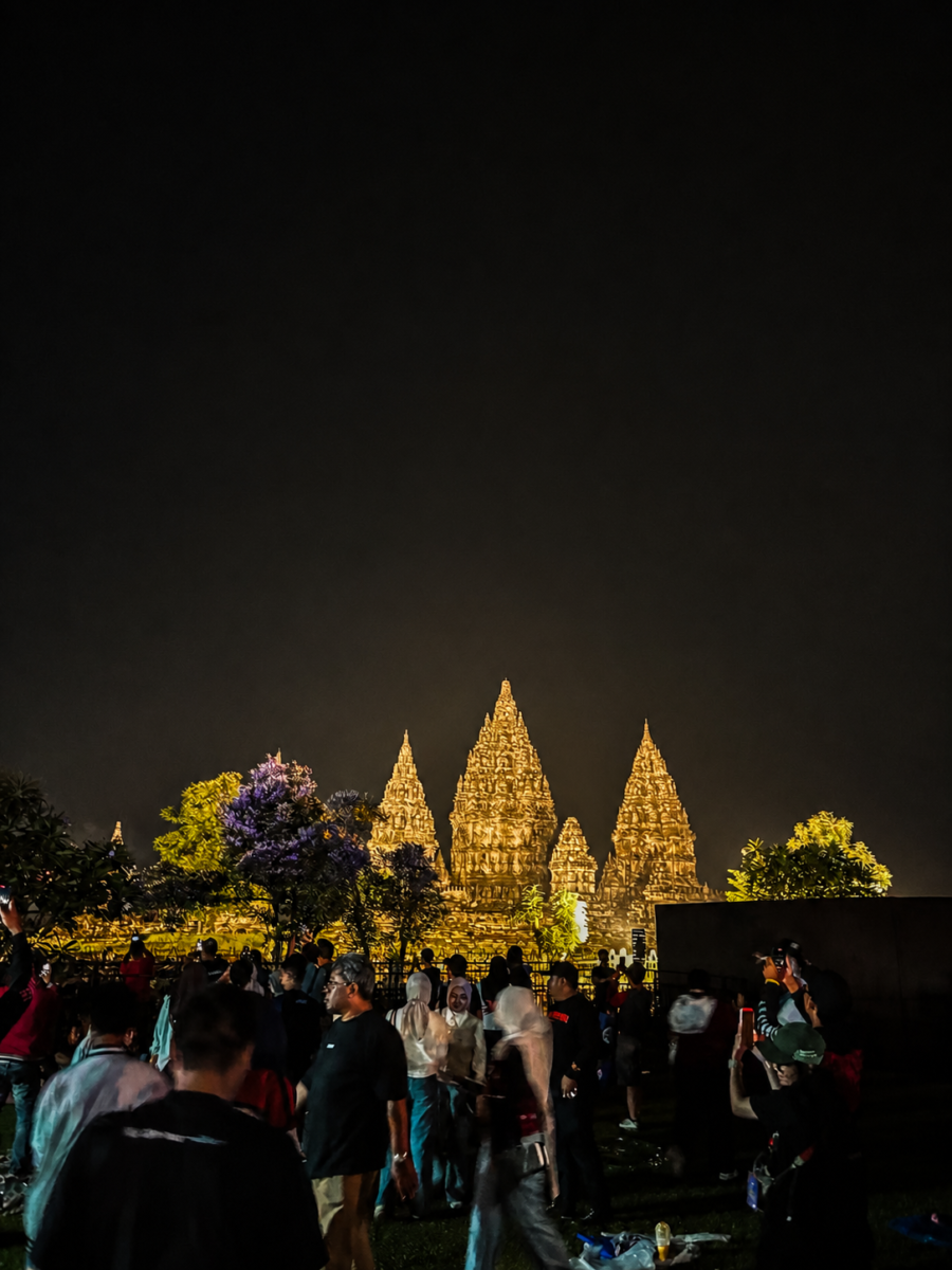 Bayangkan menikmati musik favorit dengan latar sunset dan gemerlap lampu malam di Prambanan—romantis banget!