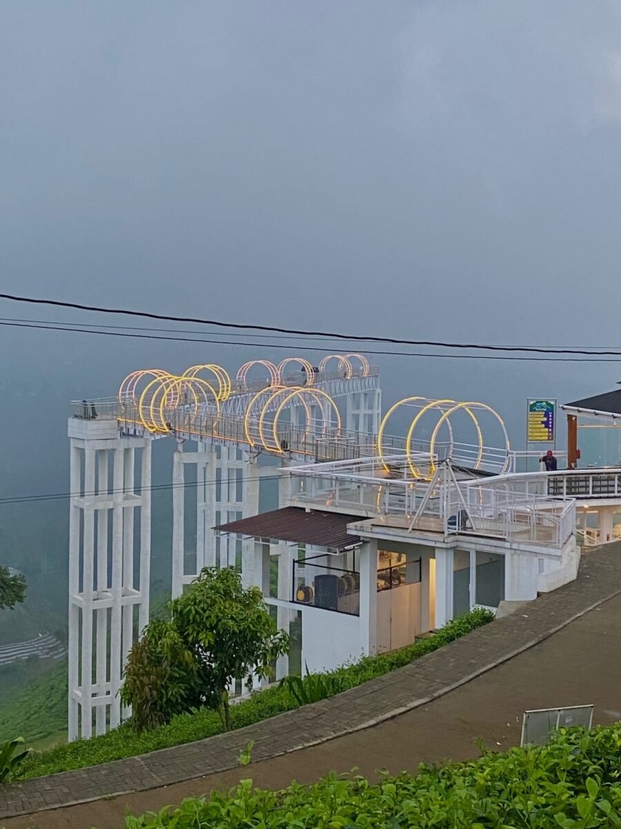 Salah satu daya tarik utama adalah jembatan kaca (sky bridge) yang memberikan sensasi berjalan di ketinggian dengan pemandangan terbuka.