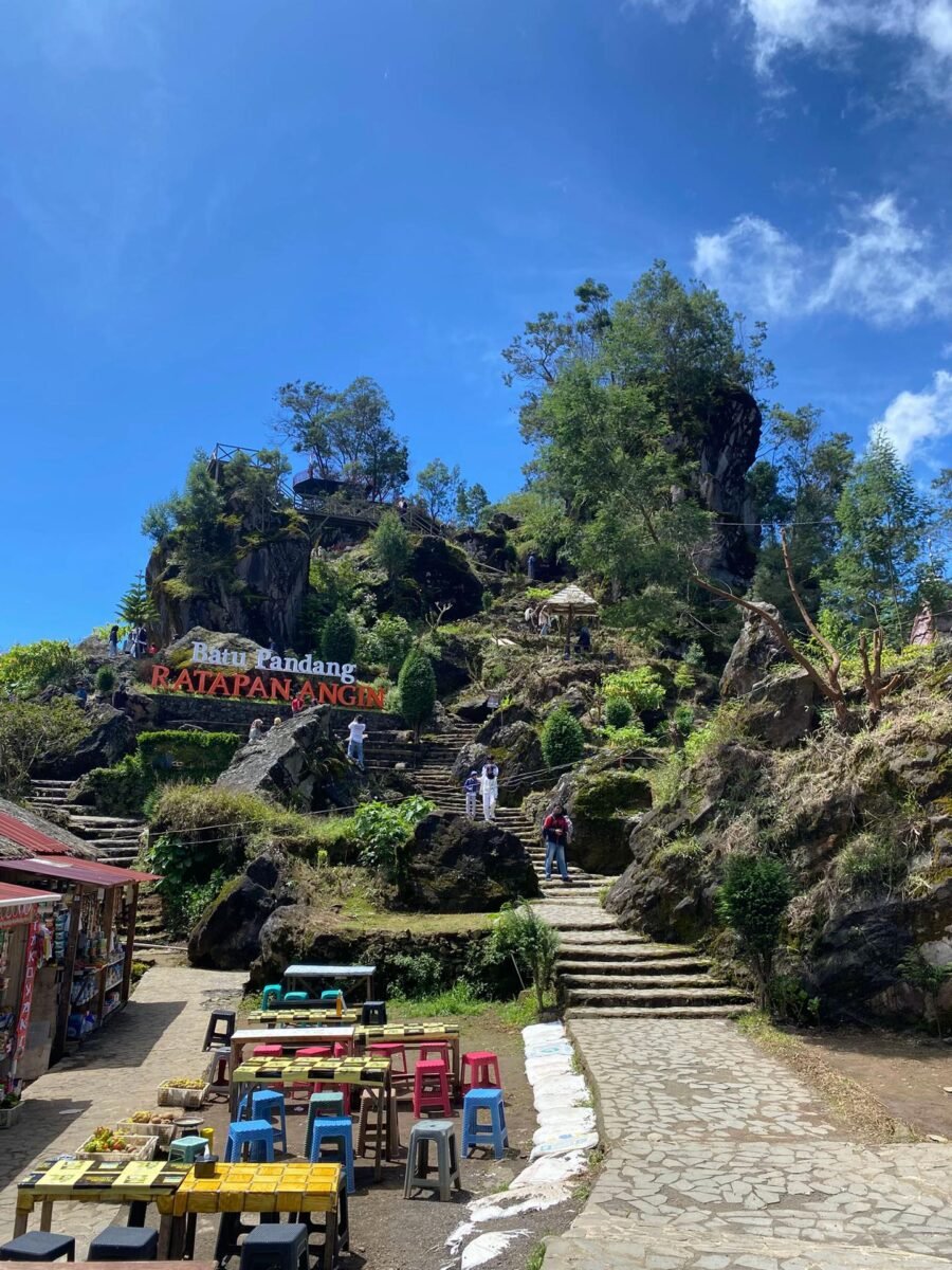 Pemandangan alam yang indah membuat lokasi ini sering viral di media sosial. Banyak wisatawan datang pagi maupun sore hari untuk mendapatkan pencahayaan terbaik saat berfoto.