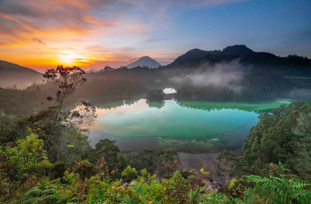 Area wisata ini juga memiliki gardu pandang yang memperlihatkan panorama pegunungan Dieng dari ketinggian. Banyak pengunjung datang bersama keluarga maupun pasangan untuk menikmati suasana alam yang tenang.