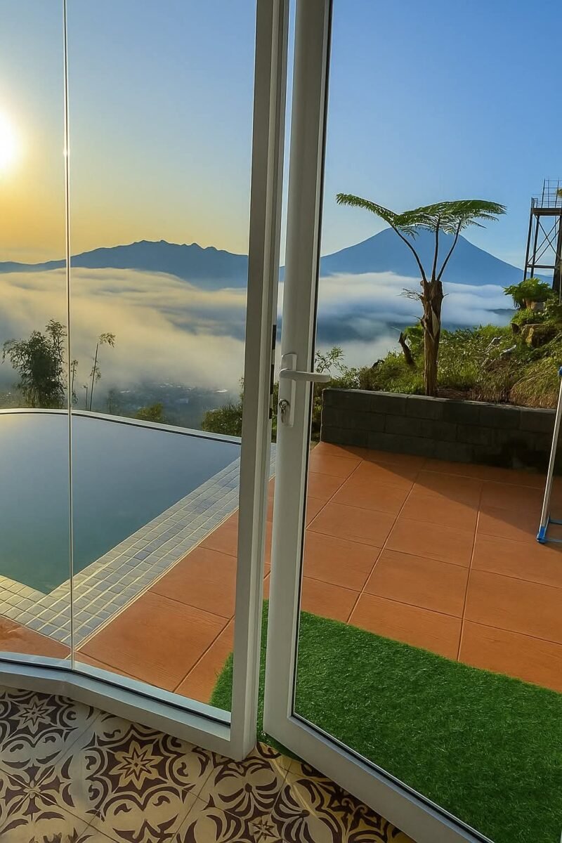 Saat cuaca panas di perkotaan, kawasan Dieng menjadi destinasi favorit karena memiliki udara sejuk dan pemandangan alam yang menyegarkan. Banyak wisatawan dari Salatiga memilih perjalanan ke Dieng untuk refreshing singkat saat weekend maupun long holiday.