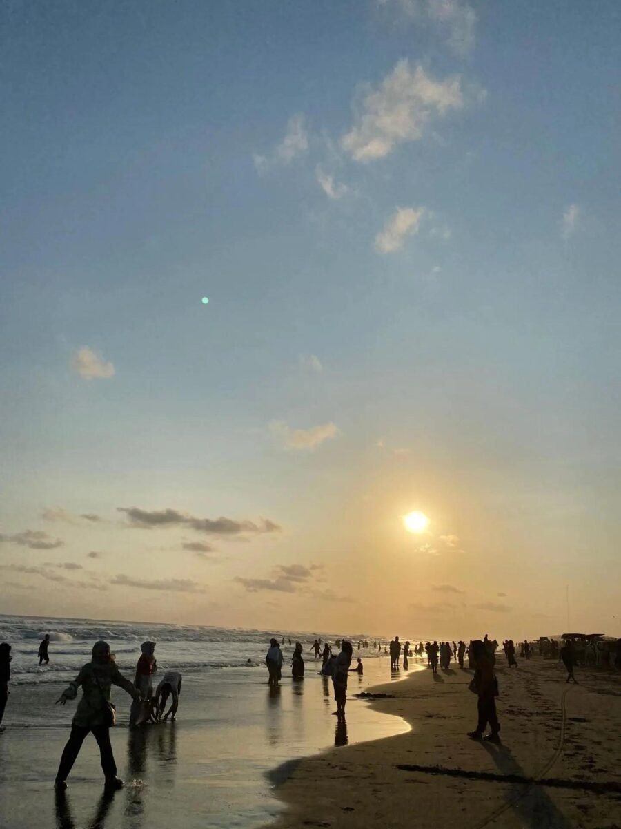 Pantai Parangtritis terkenal memiliki panorama sunset terbaik di Yogyakarta. Saat sore hari, langit jingga berpadu dengan ombak besar Samudera Hindia menciptakan pemandangan yang sangat indah.