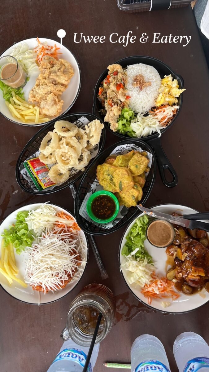 Salatiga juga terkenal dengan jajanan malamnya yang lengkap. Mulai dari sate, angkringan, nasi goreng, mie pedas, hingga aneka camilan tradisional bisa ditemukan dengan mudah.