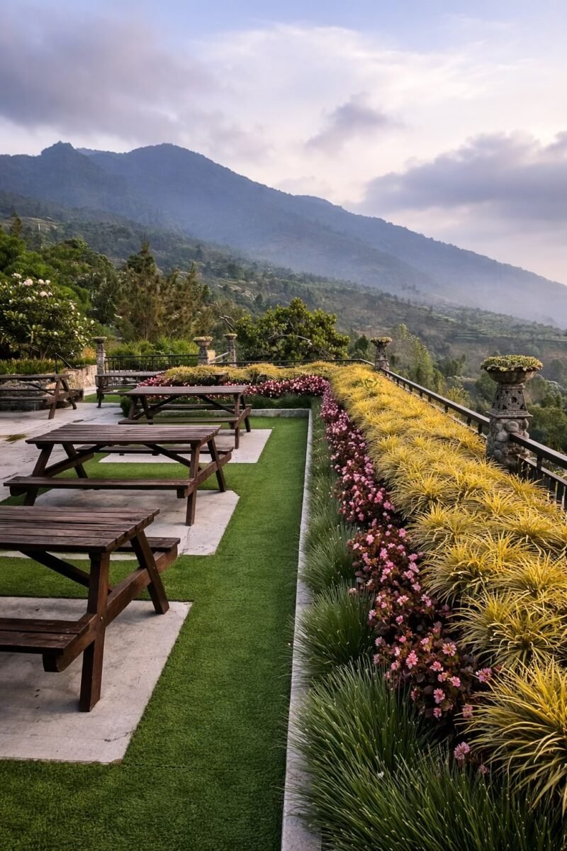 Nama Umbul Sidomukti semakin populer di media sosial karena memiliki panorama alam yang sangat memanjakan mata. Lokasinya berada di kawasan lereng gunung dengan ketinggian yang membuat suasana terasa dingin dan segar sepanjang hari.