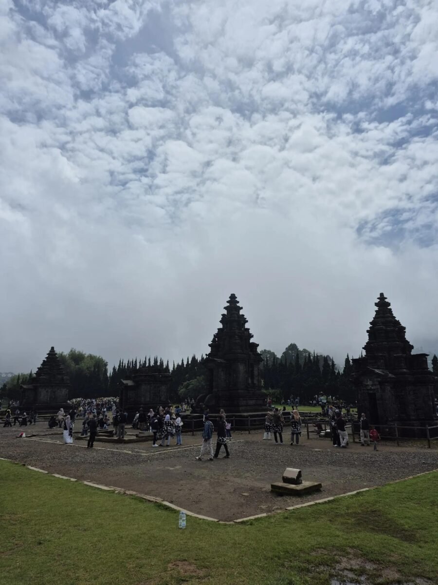 Banyak wisatawan menjadikan tempat ini sebagai lokasi foto aesthetic karena area candinya terlihat indah terutama saat pagi hari dengan kabut tipis khas Dieng.