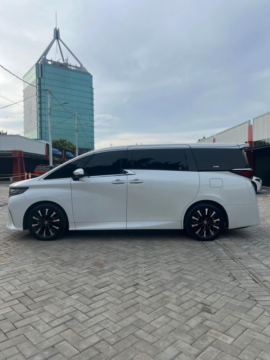 Saat ini banyak masyarakat Salatiga yang beralih menggunakan jasa rental mobil dibanding kendaraan pribadi karena lebih praktis.