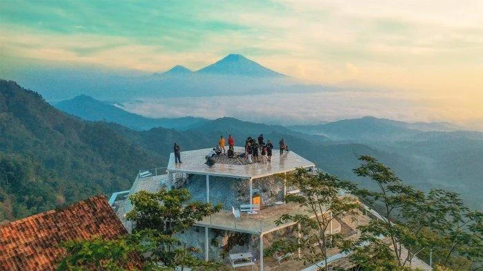 Salah satu keunggulan utama Tumpeng Menoreh adalah pemandangannya yang luas tanpa batas. Dari atas, kamu bisa melihat hamparan perbukitan hijau, lembah, hingga gunung-gunung di kejauhan seperti: