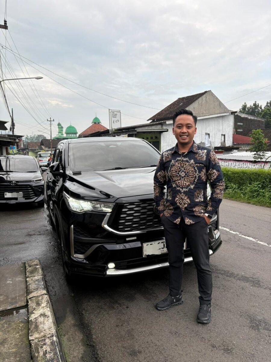 Selain armada modern, layanan driver profesional juga menjadi nilai tambah dalam jasa rental mobil Salatiga. Driver berpengalaman memahami rute perjalanan, mengutamakan keamanan, dan memberikan pelayanan ramah kepada pelanggan.