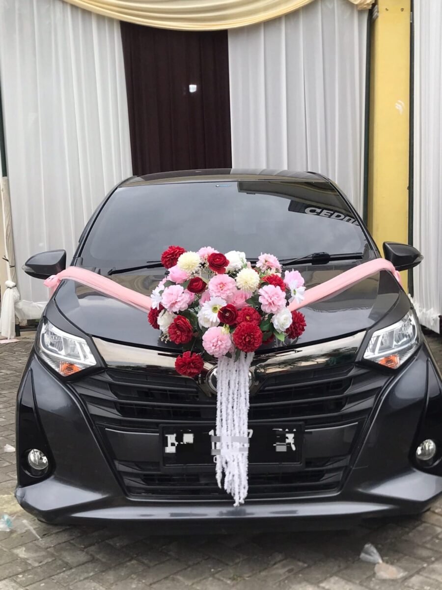 Dalam sebuah acara pernikahan, kenyamanan pengantin menjadi prioritas utama. Setelah proses make up dan persiapan yang cukup panjang, tentu pasangan pengantin membutuhkan perjalanan yang nyaman menuju lokasi akad maupun resepsi. Armada modern dengan interior bersih, lega, dan elegant ride akan membuat perjalanan terasa lebih santai dan menyenangkan.