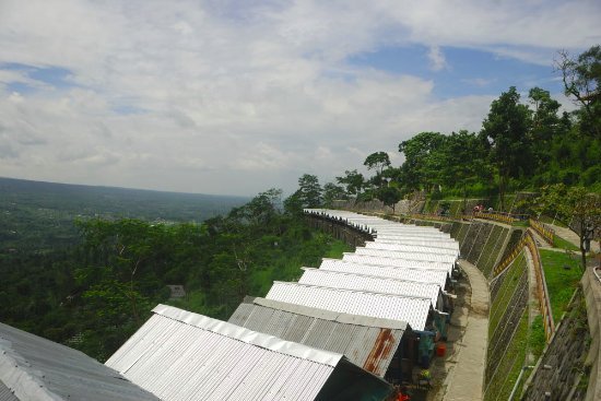 Bagi pecinta fotografi, hampir semua area di Ketep Pass bisa dijadikan spot foto menarik. Background pegunungan dan langit terbuka menciptakan hasil foto yang estetik.