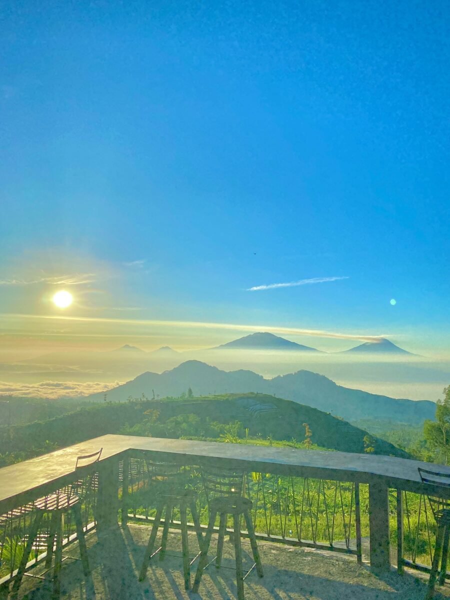 Datanglah sebelum subuh untuk mendapatkan spot terbaik. Cahaya matahari yang perlahan muncul dari balik gunung menciptakan pemandangan yang sulit dilupakan.