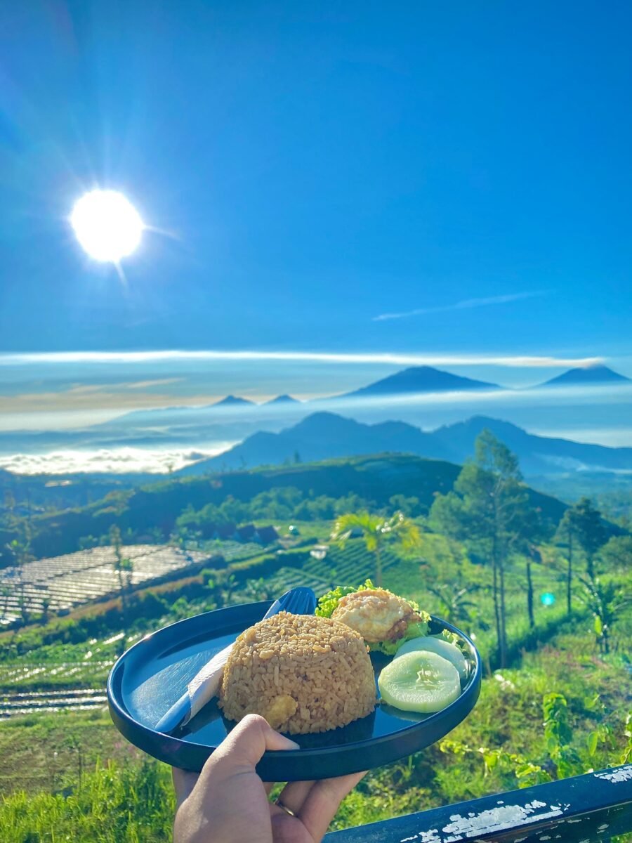 Tersedia area duduk dan warung sederhana untuk menikmati kopi hangat sambil melihat pemandangan.