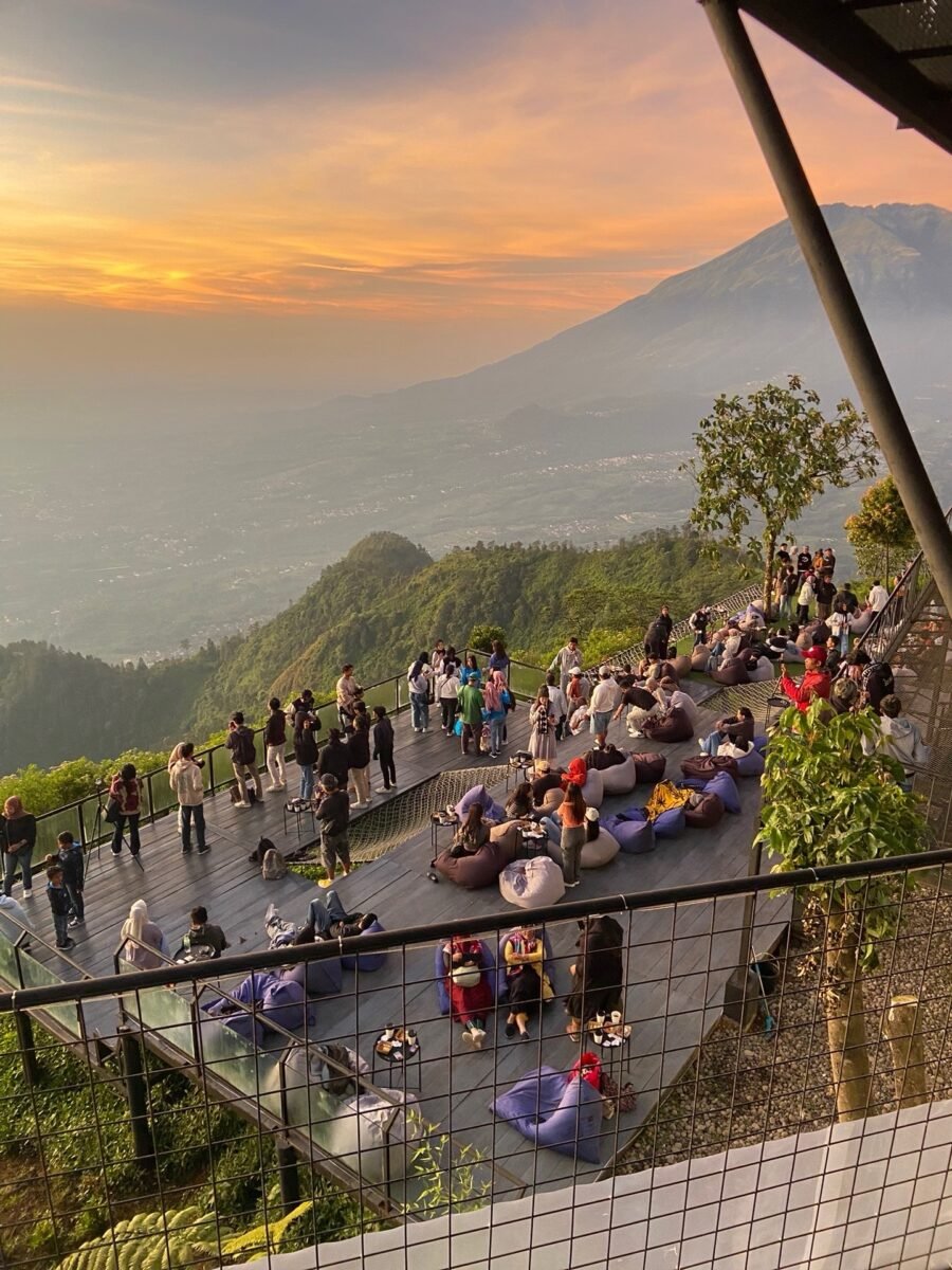 snaptik_7393306026671344902_2_v2 » berkah jaya trans Telomoyo terkenal sebagai spot sunrise terbaik di Jawa Tengah. Saat cuaca cerah, wisatawan bisa melihat: