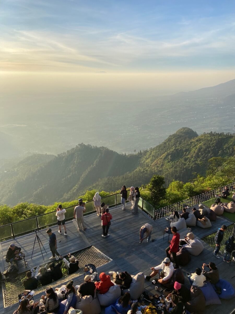 snaptik_7393306026671344902_3_v2 » berkah jaya trans Rawa Pening menjadi ikon wisata alam di sekitar Salatiga. Danau alami yang luas ini menawarkan panorama indah dengan latar pegunungan yang memukau. Wisatawan dapat menikmati perahu wisata, kuliner ikan segar, hingga berburu foto sunset.