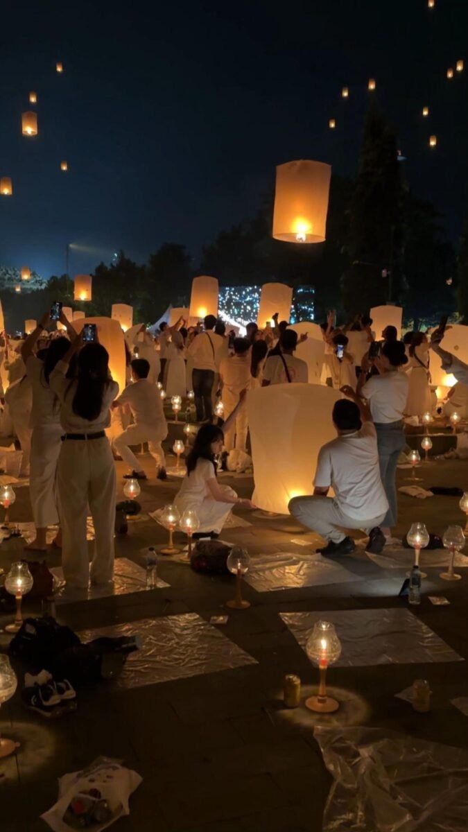 Keseruan nggak cuma di lokasi. Perjalanan menuju Borobudur di malam hari, apalagi bareng teman/keluarga pakai sewa mobil, jadi bagian pengalaman yang bikin momen ini makin berkesan.