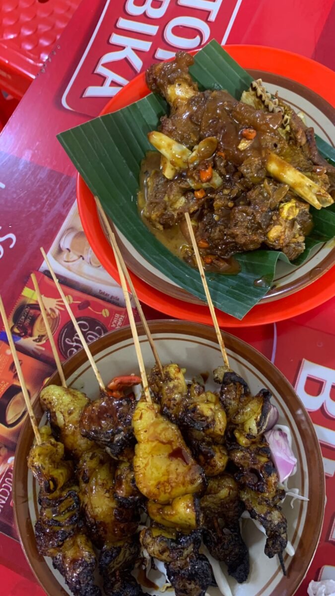 Terakhir namun tak kalah menggoda, Sate Kere Yu Rebi menawarkan pengalaman kuliner unik yang wajib kamu coba. Berlokasi di Jalan Kebangkitan Nasional, Sriwedari (tepatnya di Kios 1-2 Teposanan, belakang Stadion Sriwedari), warung yang telah berdiri sejak 1986 ini menjadi favorit banyak orang, bahkan Presiden Jokowi!