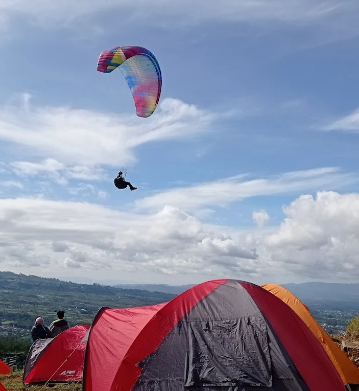 Salatiga memiliki lokasi strategis yang dekat dengan banyak destinasi alam menarik di Jawa Tengah. Berikut beberapa tujuan camping yang sering dipilih traveler: