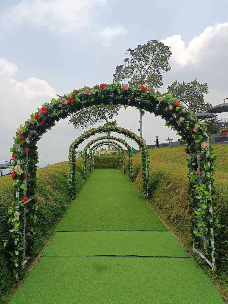 unnamed 12 » berkah jaya trans Setiap sudut Kahyangan Skyline terasa “instagramable”. Mulai dari gardu pandang hingga latar pegunungan yang luas.