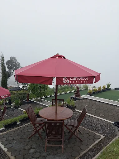 unnamed 15 » berkah jaya trans Tempat bersantai minum kopi atau makan dengan pemandangan pegunungan.