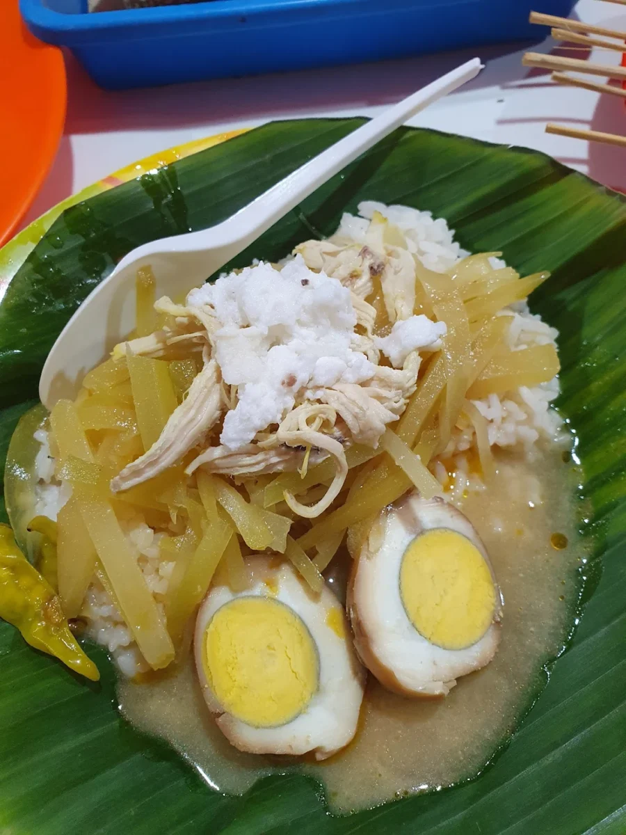 Selanjutnya, perjalanan kuliner malammu belum lengkap tanpa mencicipi Nasi Liwet Bu Sarmi yang telah hadir sejak tahun 1970-an. Berlokasi di Jalan Kapten Mulyadi, kawasan Lojiwetan, warung sederhana ini buka hingga pukul 03.00 WIB, siap menemani malammu di Solo.

