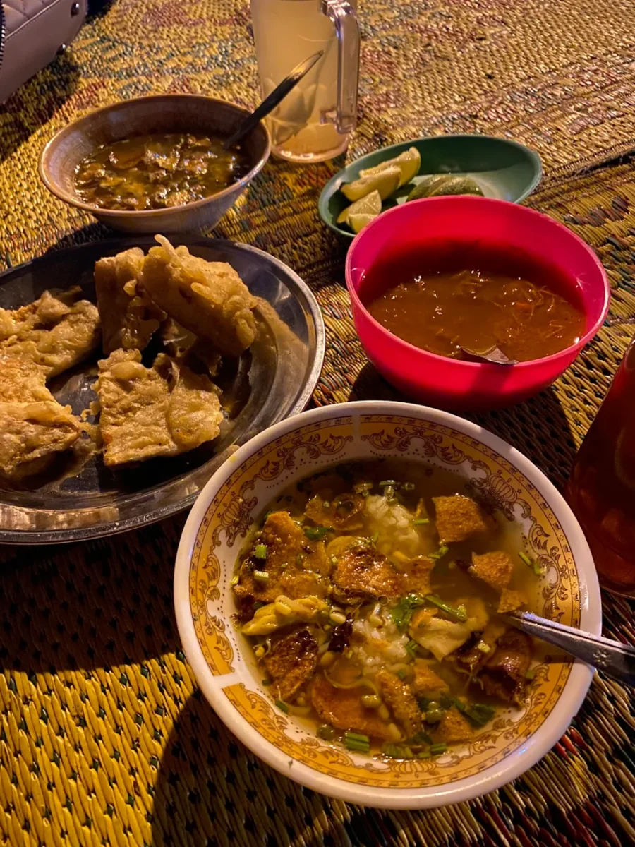 Soto Ayam Kampung Pak Timbul yang juga dikenal dengan nama Soto Londo ini menjadi pemberhentian wajib berikutnya dalam wisata kuliner malammu di Solo. Warung yang telah berdiri lebih dari 20 tahun ini berlokasi di Jalan Honggowongso No. 107B, Jayengan, Serengan.

