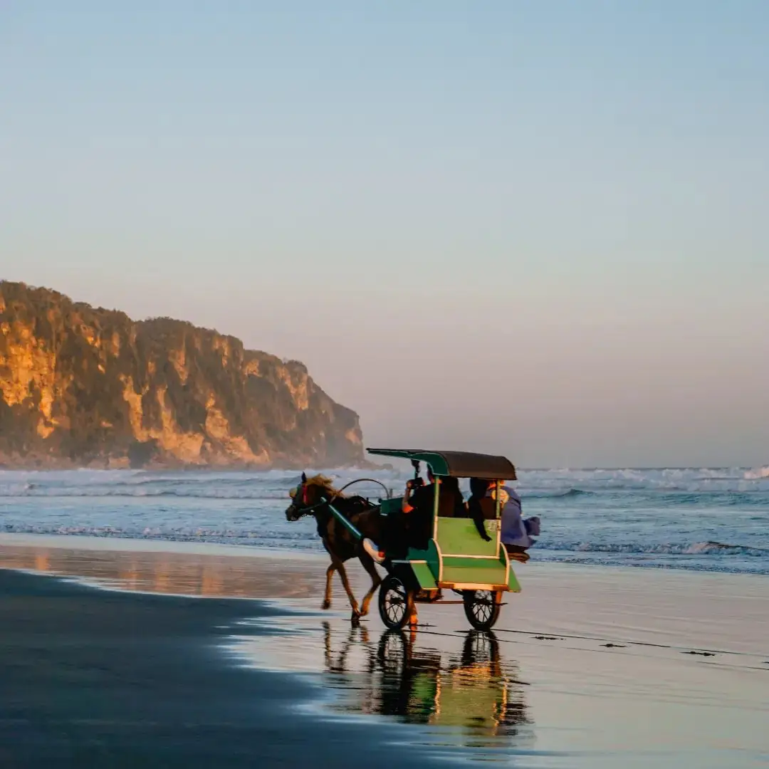Salah satu alasan Pantai Parangtritis menjadi tujuan wisata favorit adalah biaya masuknya yang sangat terjangkau.